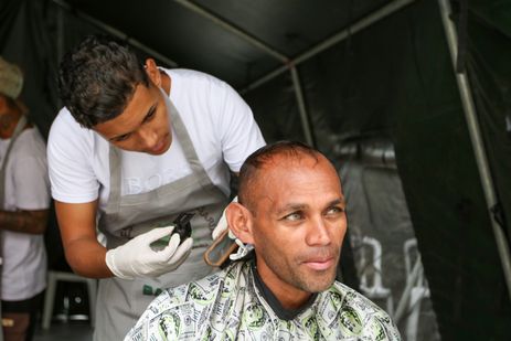 São Paulo (SP), 13/05/2025 - André José dos Santos, durante a 3ª Semana Nacional de Registro Civil - Registre-se!, em São Paulo. A iniciativa, liderada pelo Conselho Nacional de Justiça, tem como objetivo facilitar o acesso à cidadania para pessoas em situação de vulnerabilidade. As ações acontecem na Praça da Sé. A organização fornece alimentação para o público no local e a expectativa é que sejam distribuídas mais de 2000 marmitas.
Foto: Cadu Pinotti/Agência Brasil