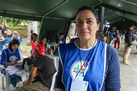 São Paulo (SP), 13/05/2025 - Juíza federal, Raecler Baldresca, durante a 3ª Semana Nacional de Registro Civil - Registre-se!, em São Paulo. A iniciativa, liderada pelo Conselho Nacional de Justiça, tem como objetivo facilitar o acesso à cidadania para pessoas em situação de vulnerabilidade. As ações acontecem na Praça da Sé. A organização fornece alimentação para o público no local e a expectativa é que sejam distribuídas mais de 2000 marmitas.
Foto: Cadu Pinotti/Agência Brasil