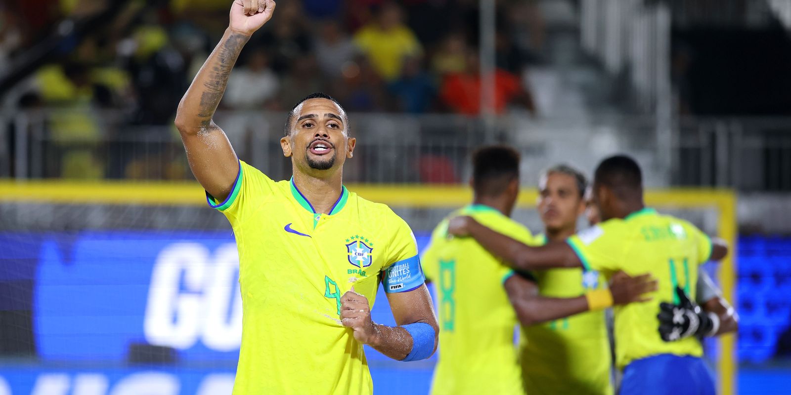 Brasil goleia Espanha e avança à semi do Mundial de futebol de areia