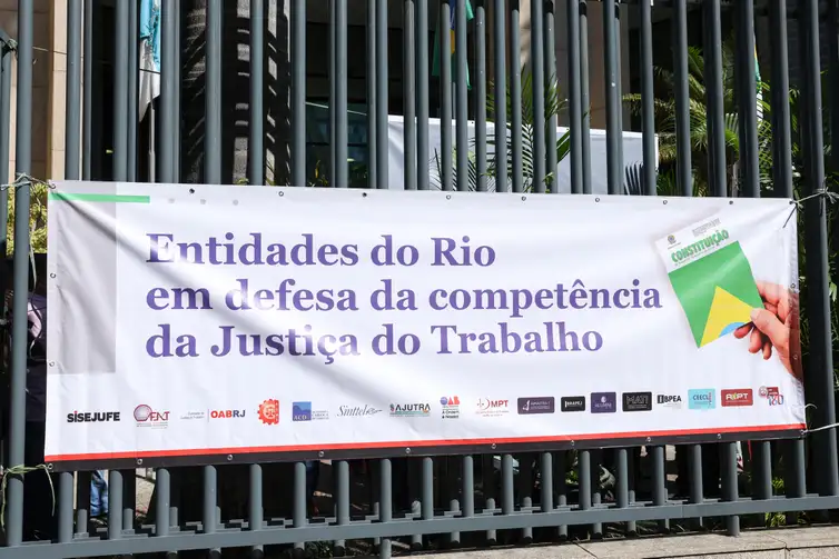 Tomaz Silva/Agência Brasil Rio de Janeiro (RJ), 07/05/2025 – Entidades fazem ato em defesa da competência da Justiça do Trabalho, no Tribunal Regional do Trabalho, no centro do Rio de Janeiro. Foto: Tomaz Silva/Agência Brasil