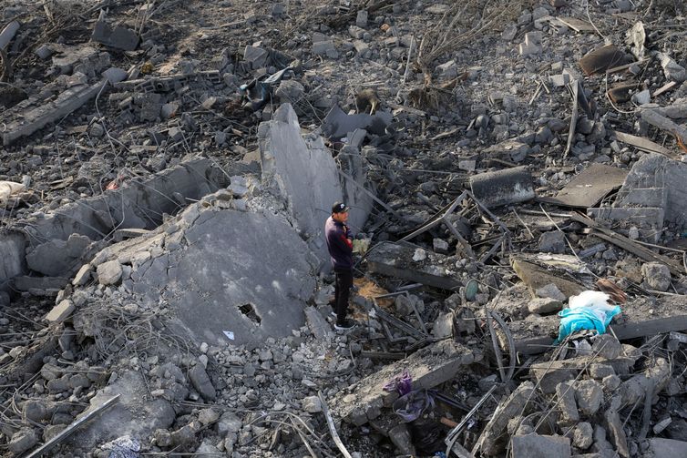 Destroços após ataque israelense em Khan Younis, sul de Gaza
 15/5/2025   REUTERS/Hatem Khaled