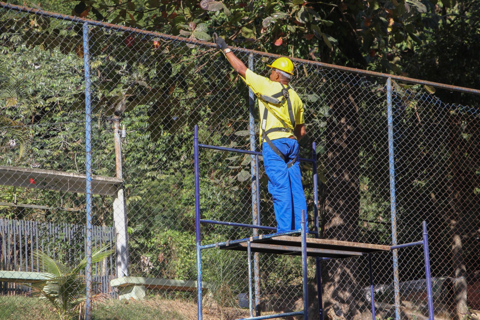 Campo esportivo comeca a ser construido no Paraiso de Cima