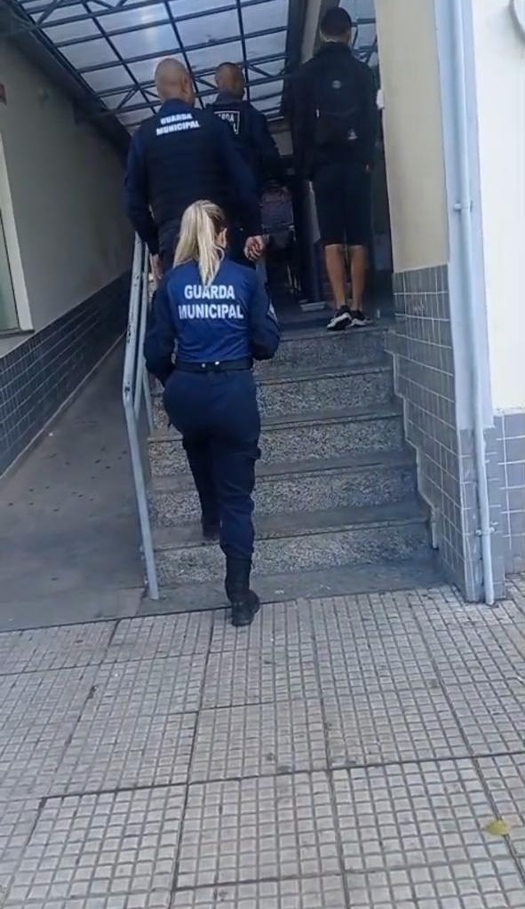 Guarda Municipal flagra adolescente empinando moto próximo a escola em Volta Redonda