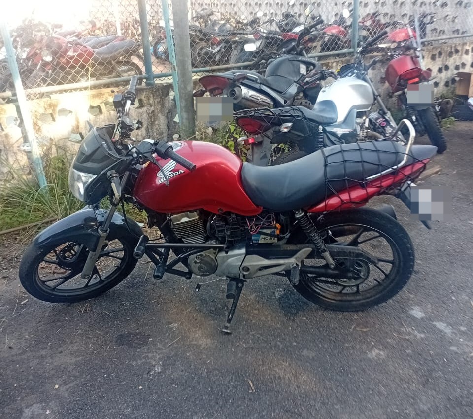 Condutor sem habilitação tem moto removida após ser flagrado avançando o sinal vermelho em Volta Redonda