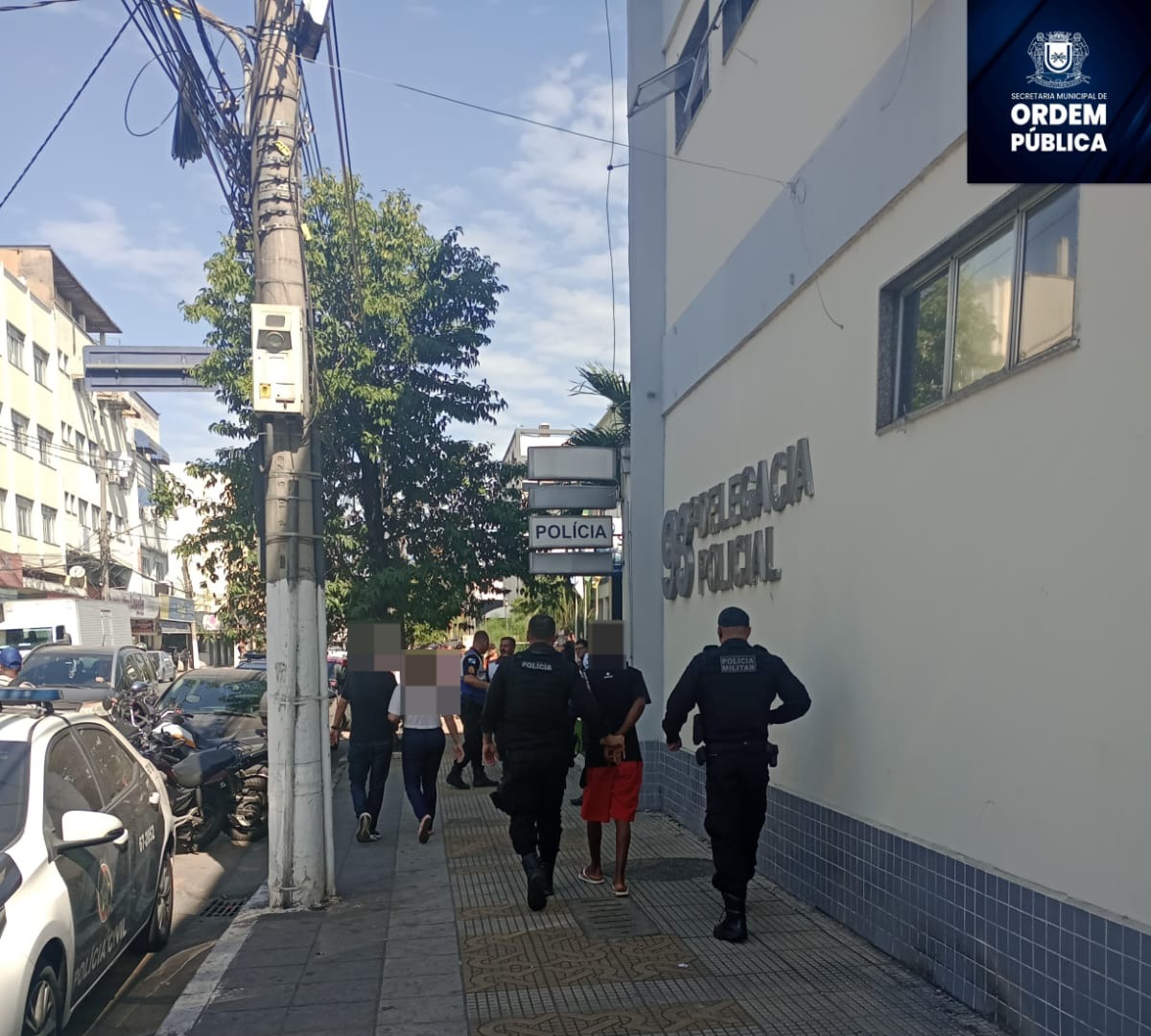 Patrulha Escolar de Volta Redonda detém homem e adolescentes consumindo droga após denúncia via WhatsApp