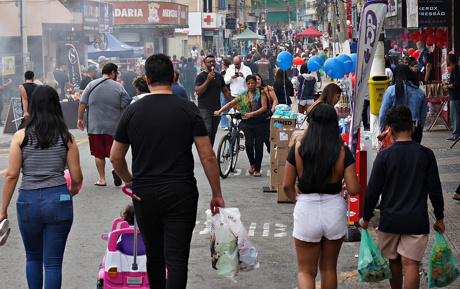 Volta-redondenses antecipam compras do Dia dos Namorados na ‘Rua de Compras’ do Santo Agostinho