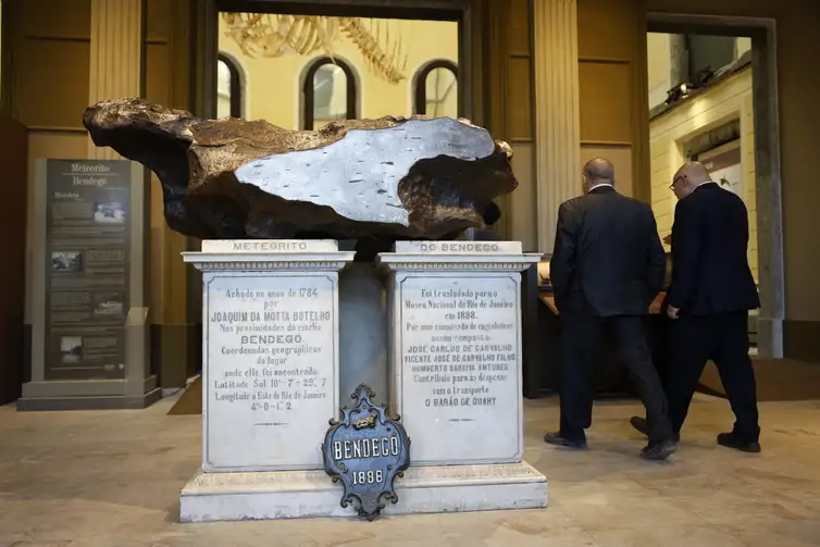 Rio de Janeiro (RJ), 30/06/2025 – O meteorito do Bengedó está na exposição temporária “Entre Gigantes: uma experiência no Museu Nacional”, que abre ao público o palácio pela primeira vez após o incêndio de 2018. Foto: Fernando Frazão/Agência Brasil