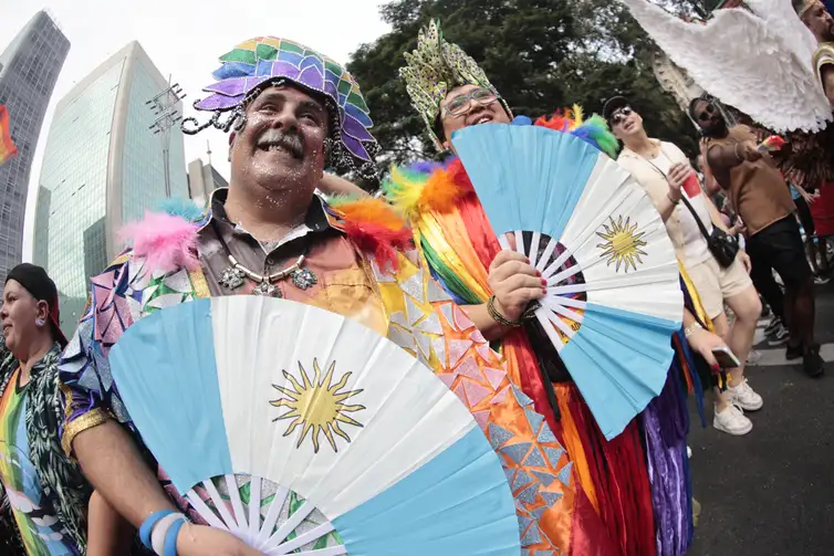 São Paulo (SP), 21/06/2025. Argentinos Geman Rocha e Emiliano na 29ª Parada do Orgulho LGBT+. Foto: Paulo Pinto/Agência Brasil