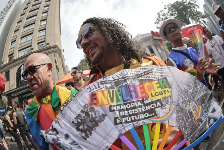 São Paulo (SP), 21/06/2025. Rodrigo e Nori na 29ª Parada do Orgulho LGBT+. Foto: Paulo Pinto/Agência Brasil