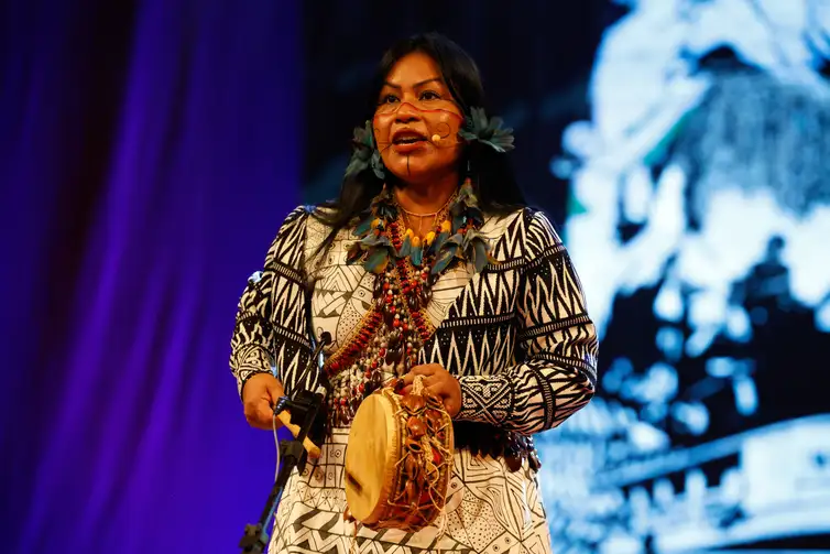 Belém (PA), 07/06/2025 - A cantora, jornalista, documentarista e ativista, Djuena Tikuna se apresenta no TEDx Amazônia, no Theatro da Paz, centro da cidade. Foto: Tânia Rêgo/Agência Brasil