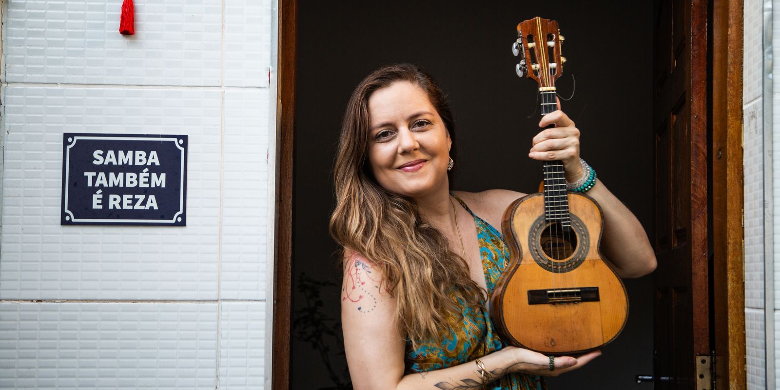 Roberta Nistra segue linhagem da mulher sambista que toca cavaquinho