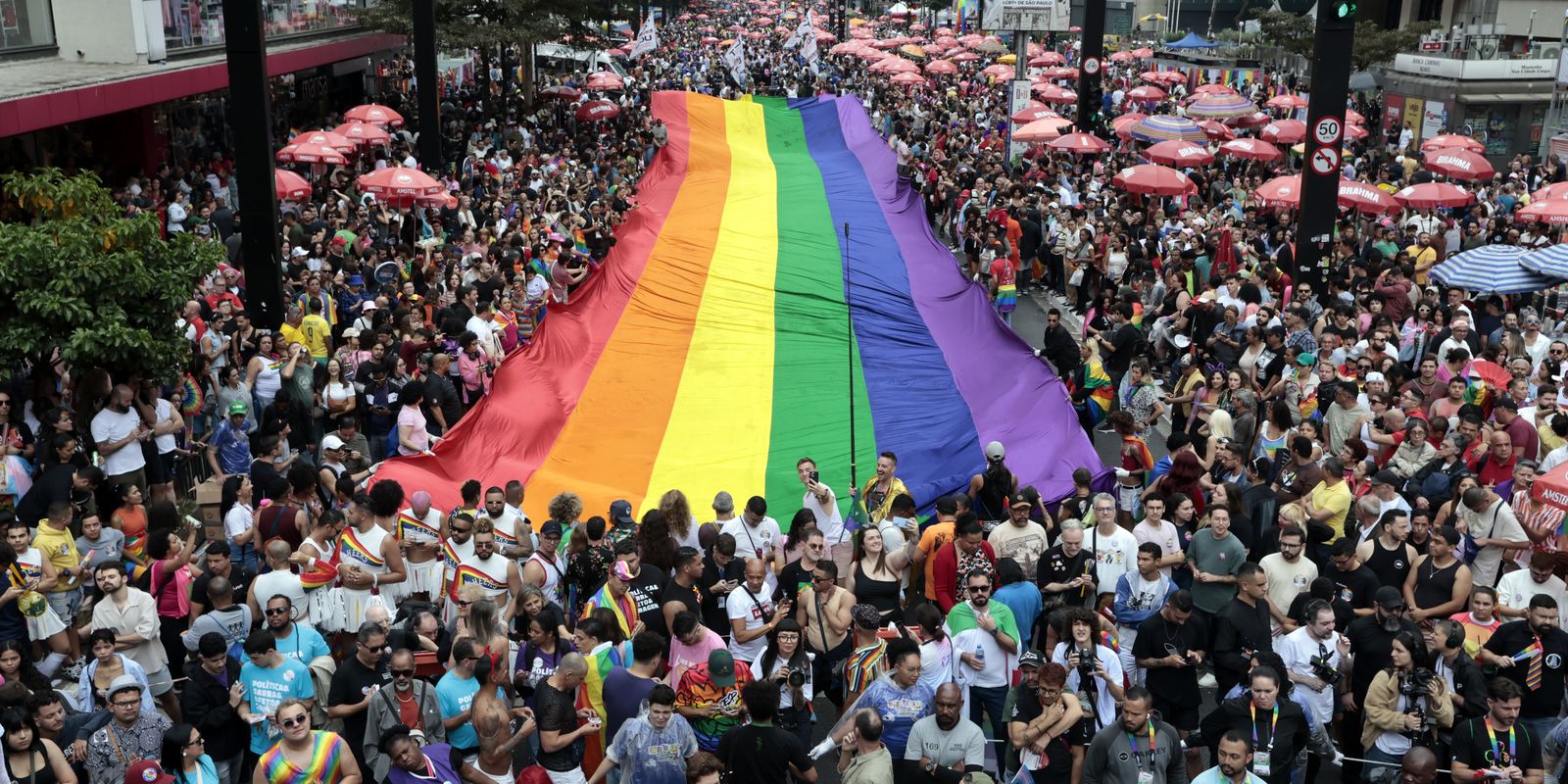 Parada LGBT+ de SP discute o envelhecimento em meio à festa e reflexão
