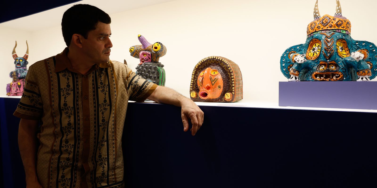 Exposição traz monstros coloridos de barro de artista pernambucano