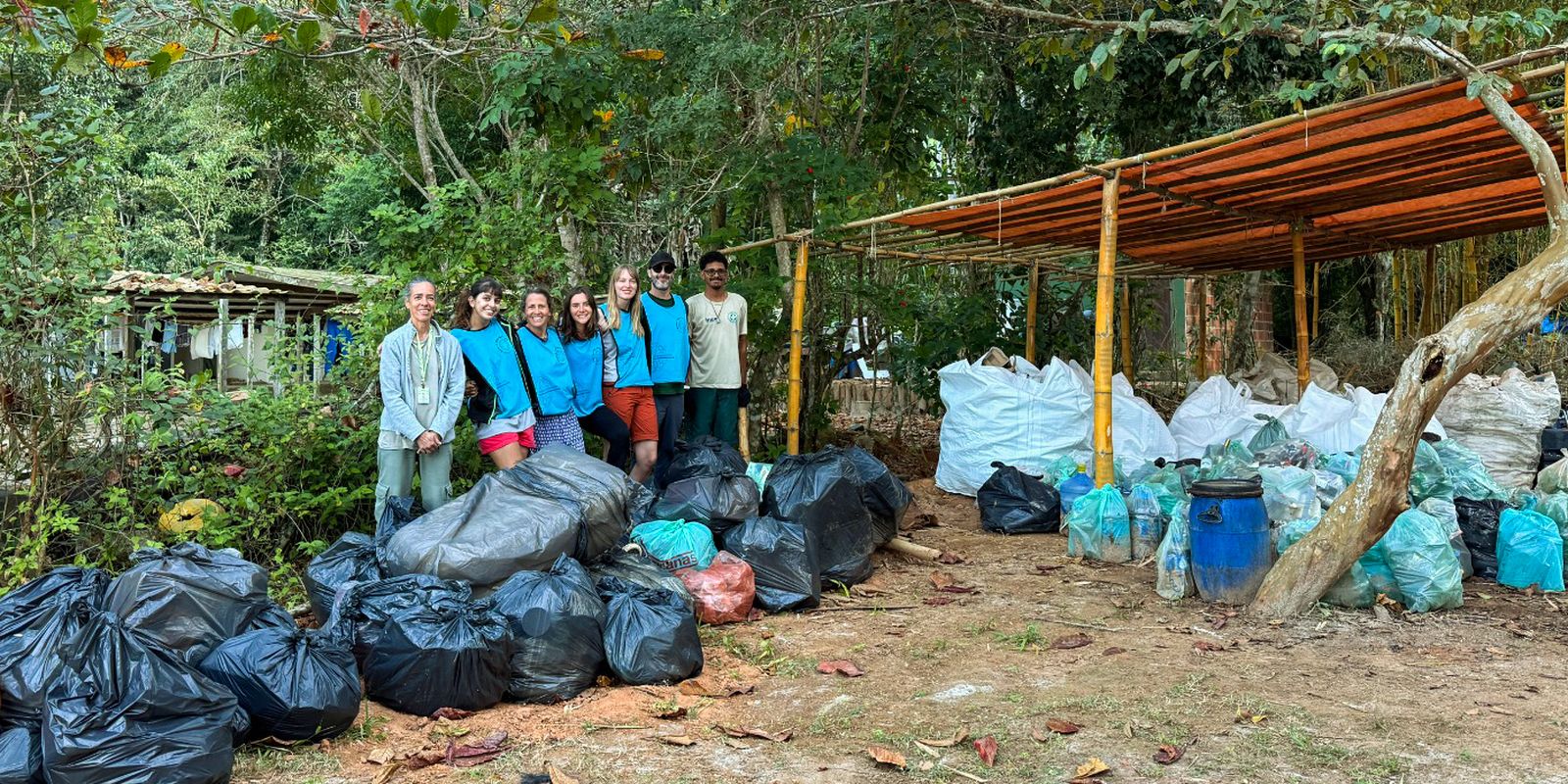 Mutirão em Ilha Grande acha lixo vindo da China, Argentina e Etiópia