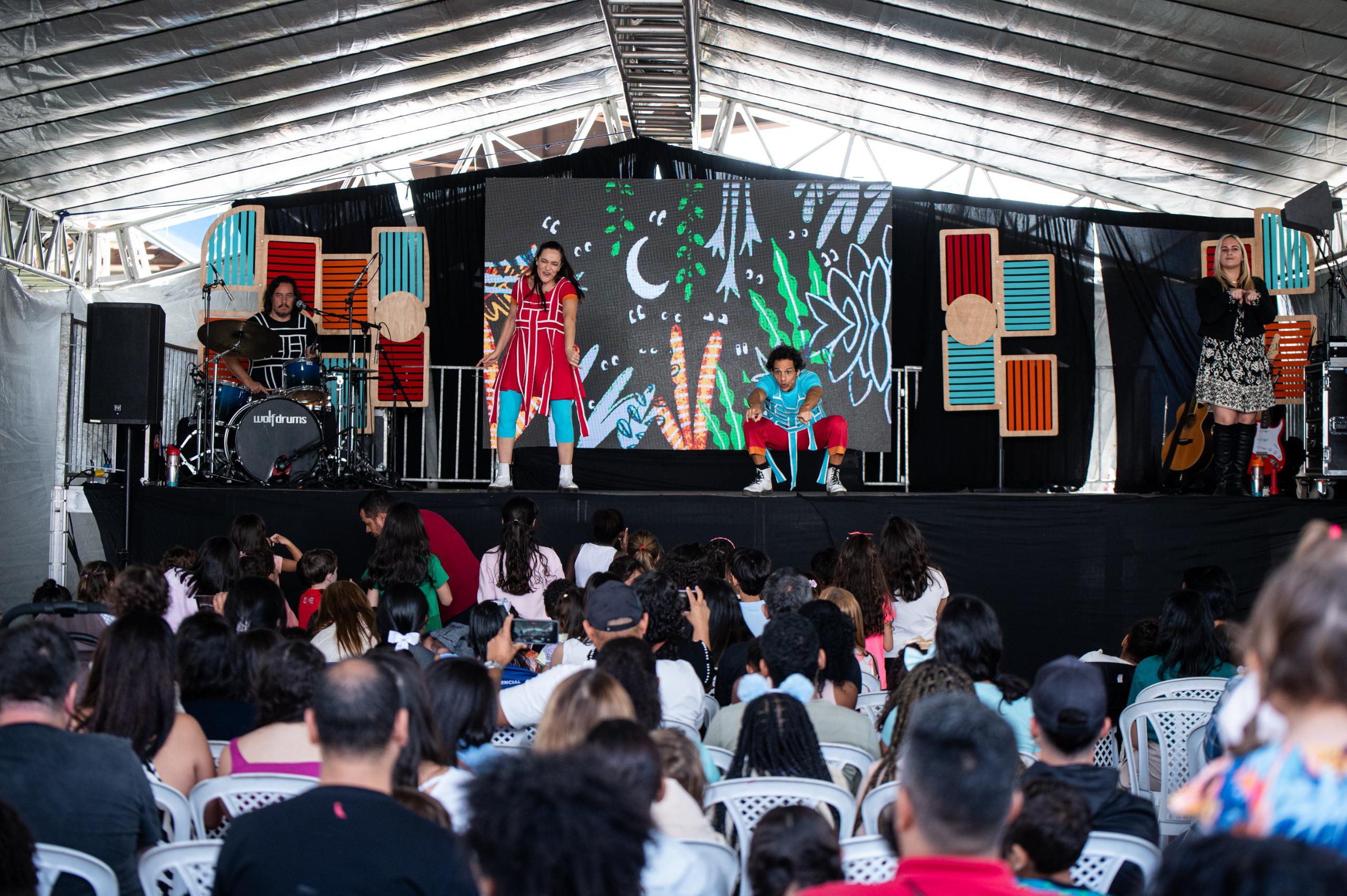 Centenas de pessoas se divertem com o espetaculo infantil ‘Bailamos