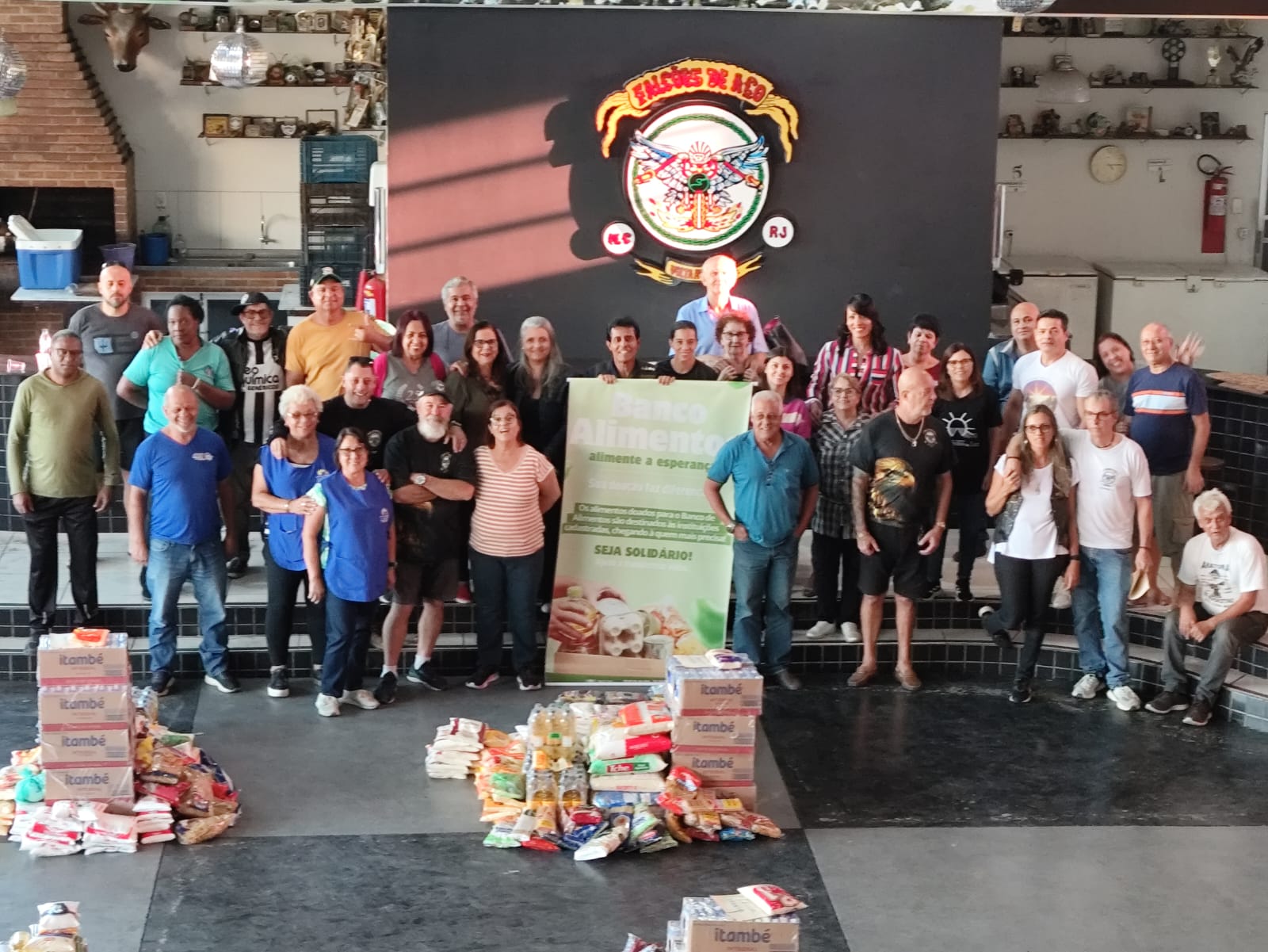 Falcões de Aço entregam seis toneladas de alimentos a instituições sociais de Volta Redonda