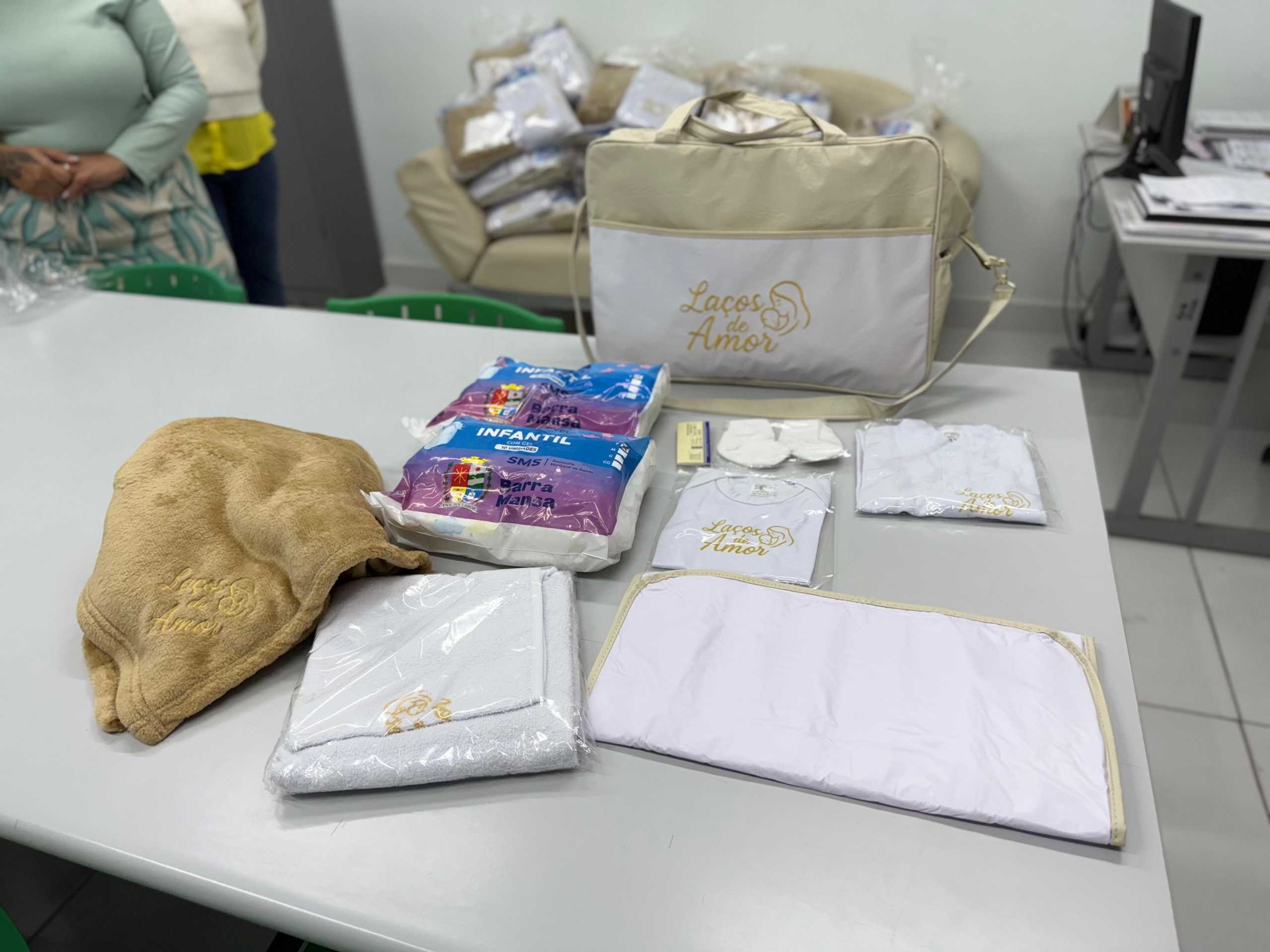 Furlani entrega os primeiros kits de maternidade no Hospital da