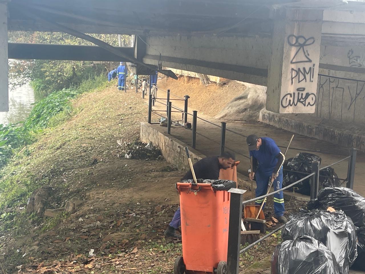 Saae realiza limpeza e sanitizacao na Ponte dos Arcos em