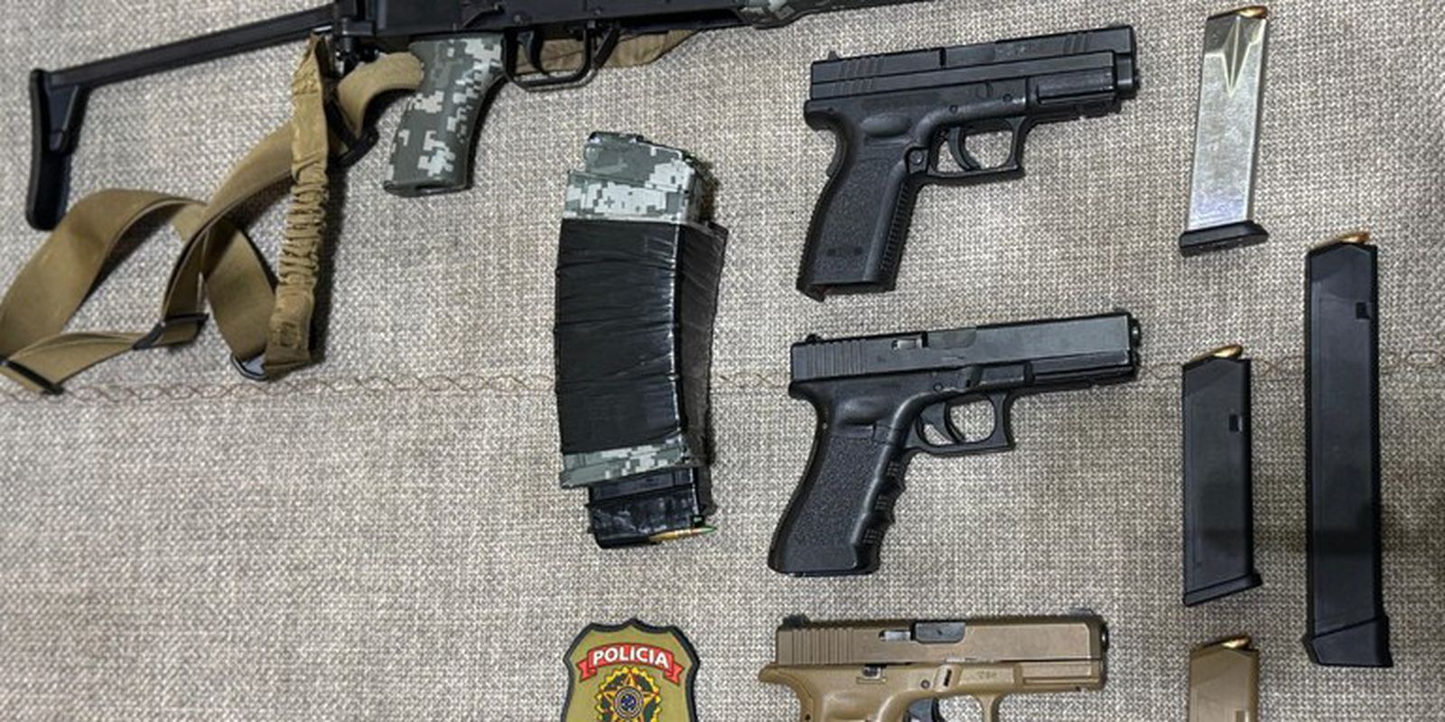 PM do Rio apreende fuzis e granadas em ação contra o crime organizado