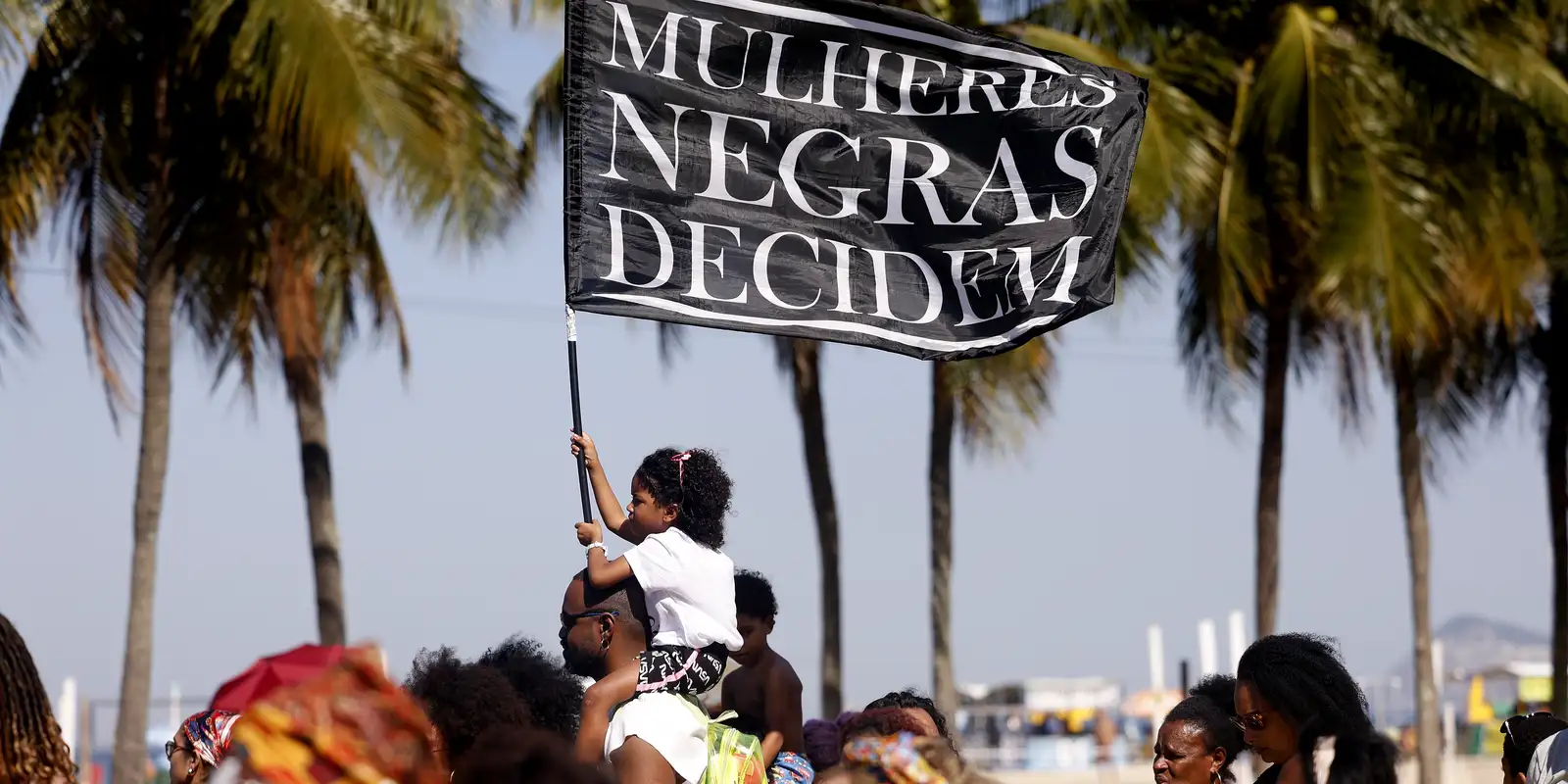 Mulheres negras promovem ato político por justiça social em Copacabana