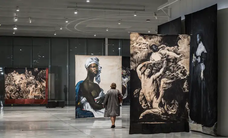 Brasília (DF), 30/06/2025 -  Usando lençóis como tela, o artista beninense Roméo Mivekannin, recria obras consagradas mundialmente, principalmente das coleções do famoso Museu do Louvre, com um novo olhar e novos personagens
Foto: FREDERIC IOVINO/Divulgação