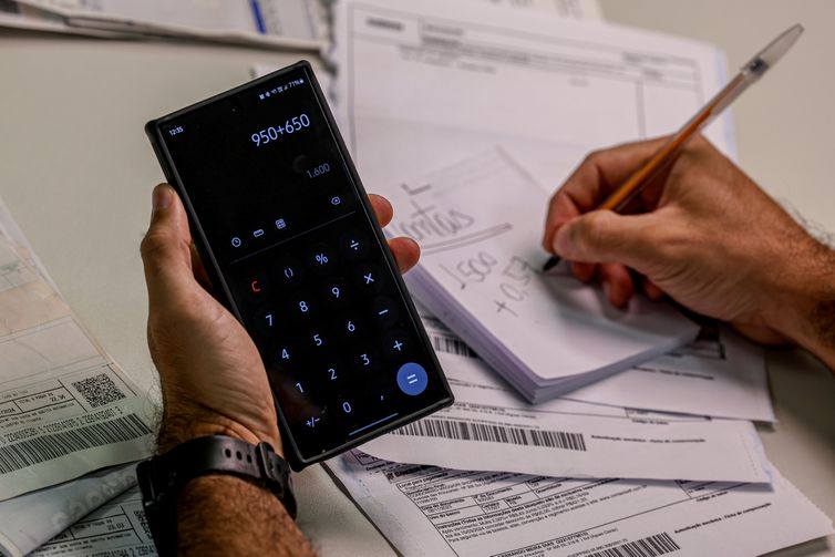 Brasília (DF) 15/03/2024 – A partir de hoje (15) de março, parte da liquidação interbancária da cobrança do documento será feita no mesmo dia do pagamento
A novidade é mais um projeto de modernização feito pelo setor bancário na modalidade de boletos, que englobará 136 bancos e será mandatória. Com a mudança, se o cliente pagar o boleto até *às 13h30, o cobrador poderá receber o dinheiro no mesmo dia, dependendo do contrato que ele tenha com a sua instituição financeira. Se o pagamento for feito após *às 13h30, a liquidação ocorrerá no dia seguinte.
Foto: Joédson Alves/Agência Brasil