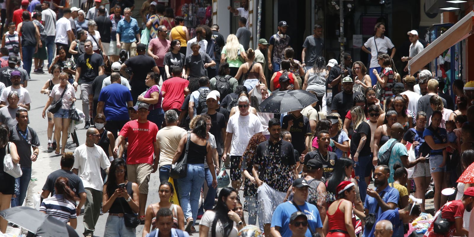 População brasileira chega a 213,4 milhões em julho de 2025