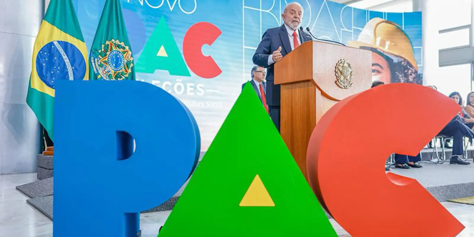 Lula anuncia R$ 9,7 bilhões para o transporte público