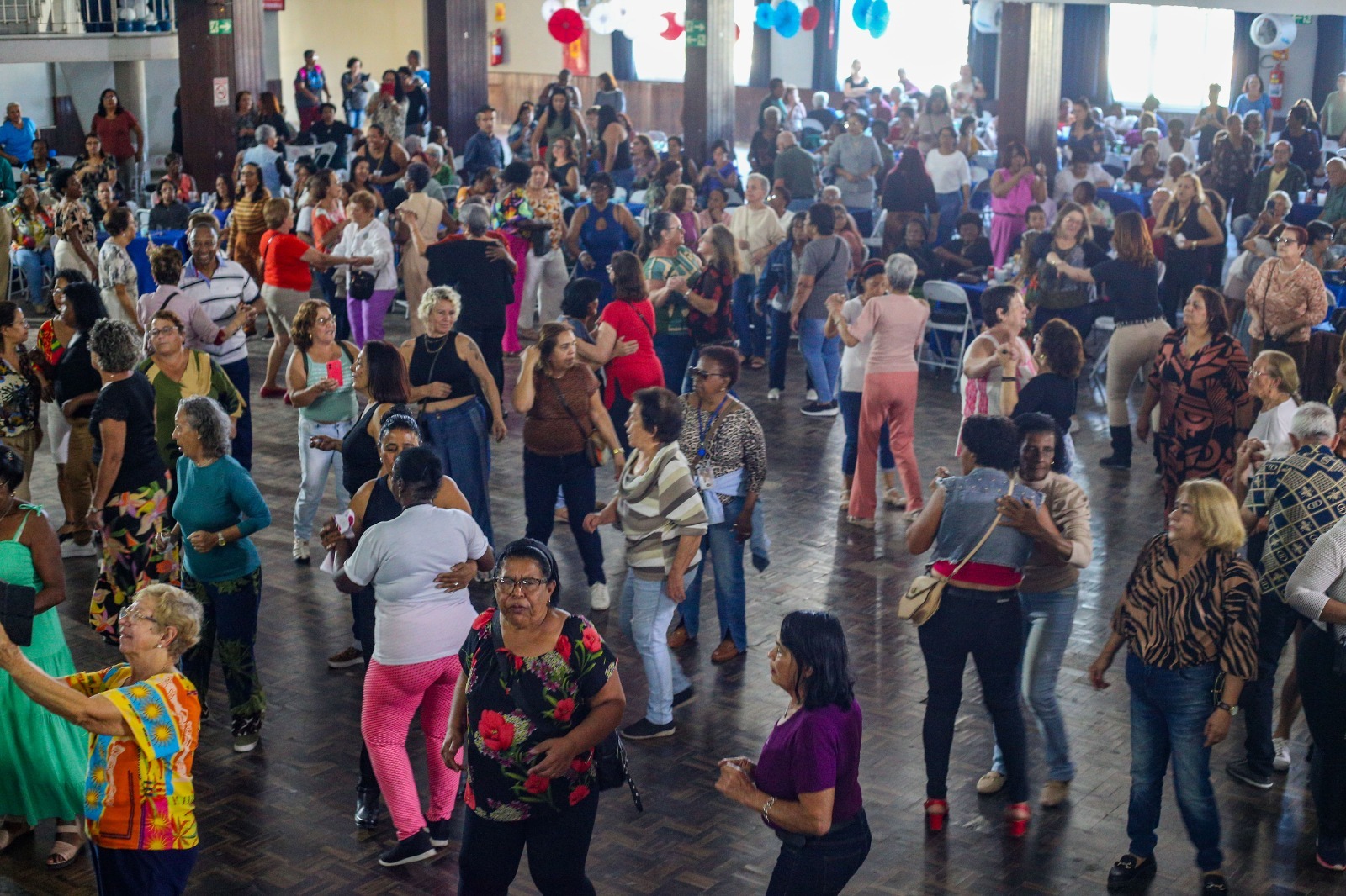 Baile da Melhor Idade anima idosos de Volta Redonda