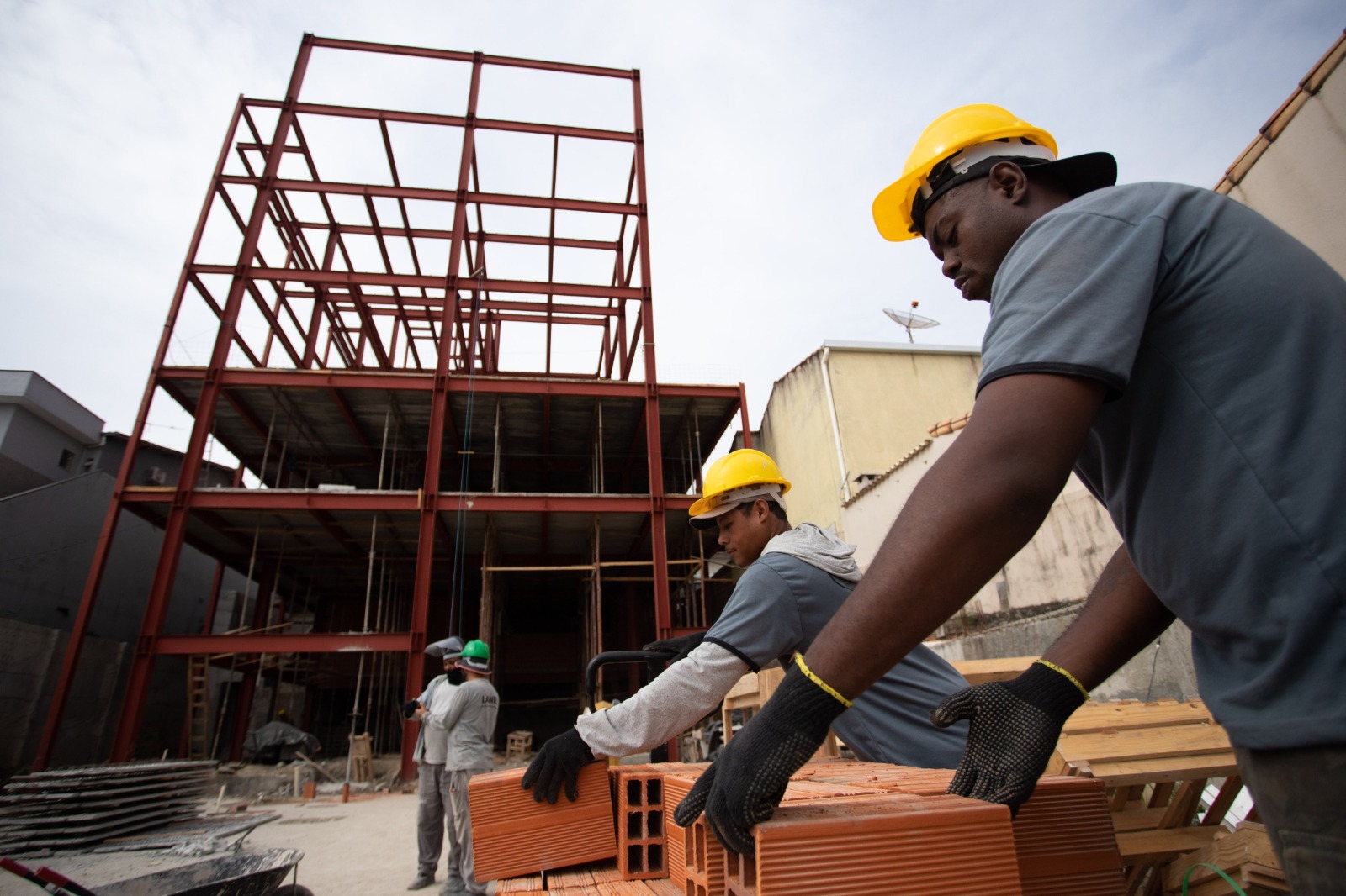 Volta Redonda: futuro Centro Integrado de Atendimento à Pessoa Idosa já está com 30% da estrutura metálica instalada