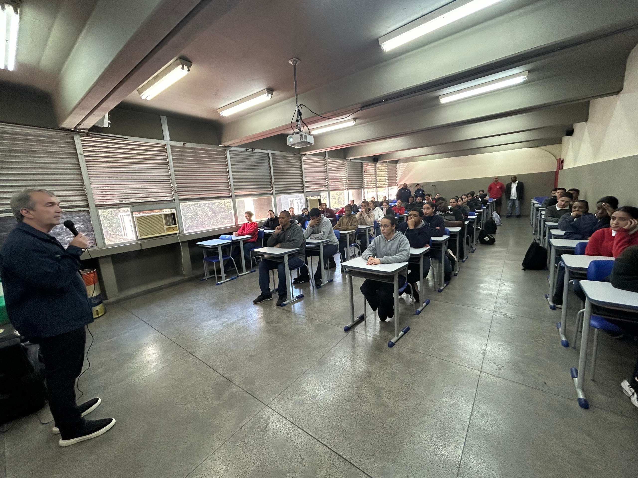 Ordem Pública apresenta estrutura de segurança pública a alunos do Colégio Cívico-Militar em Volta Redonda