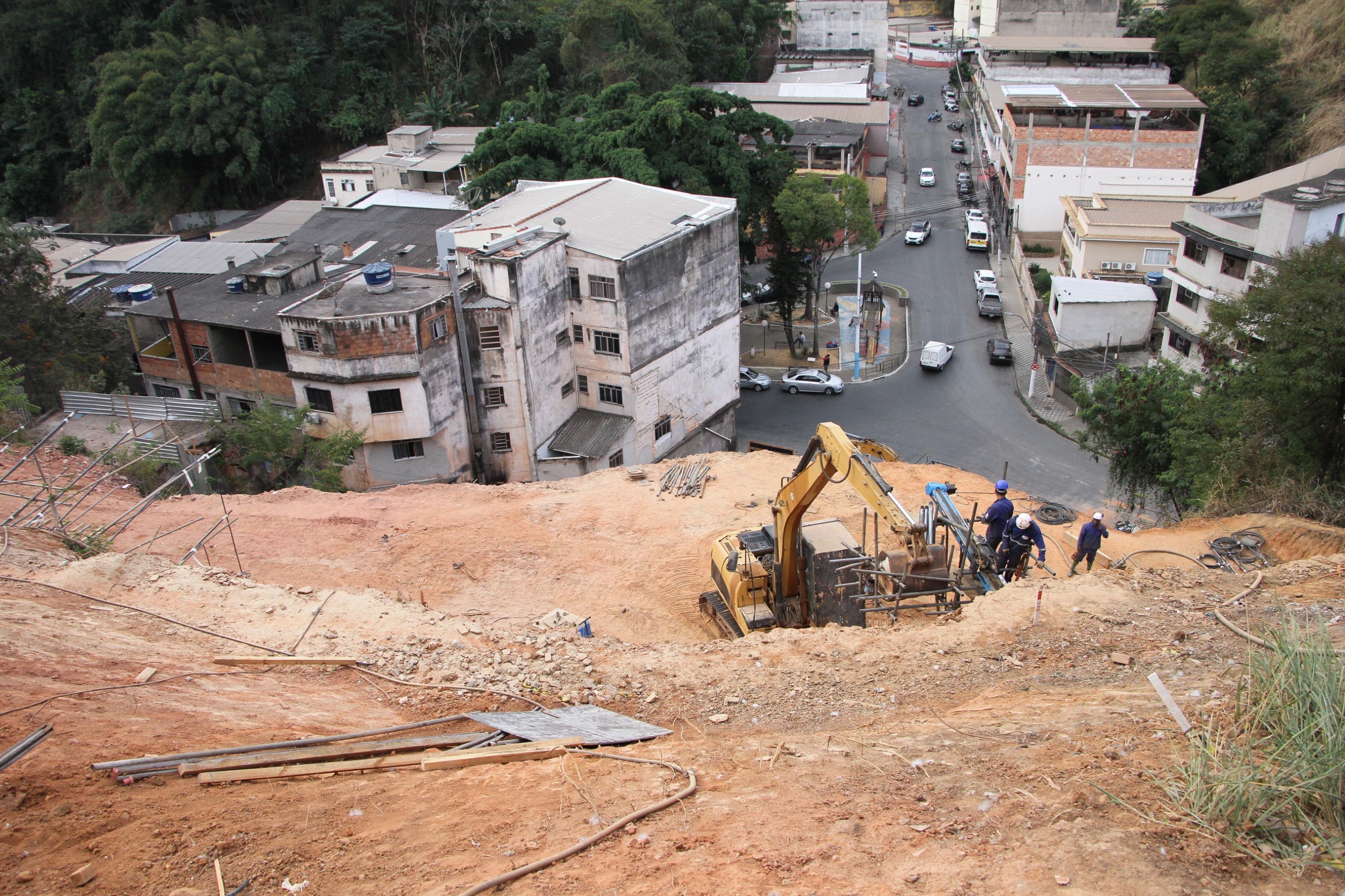 Obras de contencao avancam no bairro Ano Bom – Barra