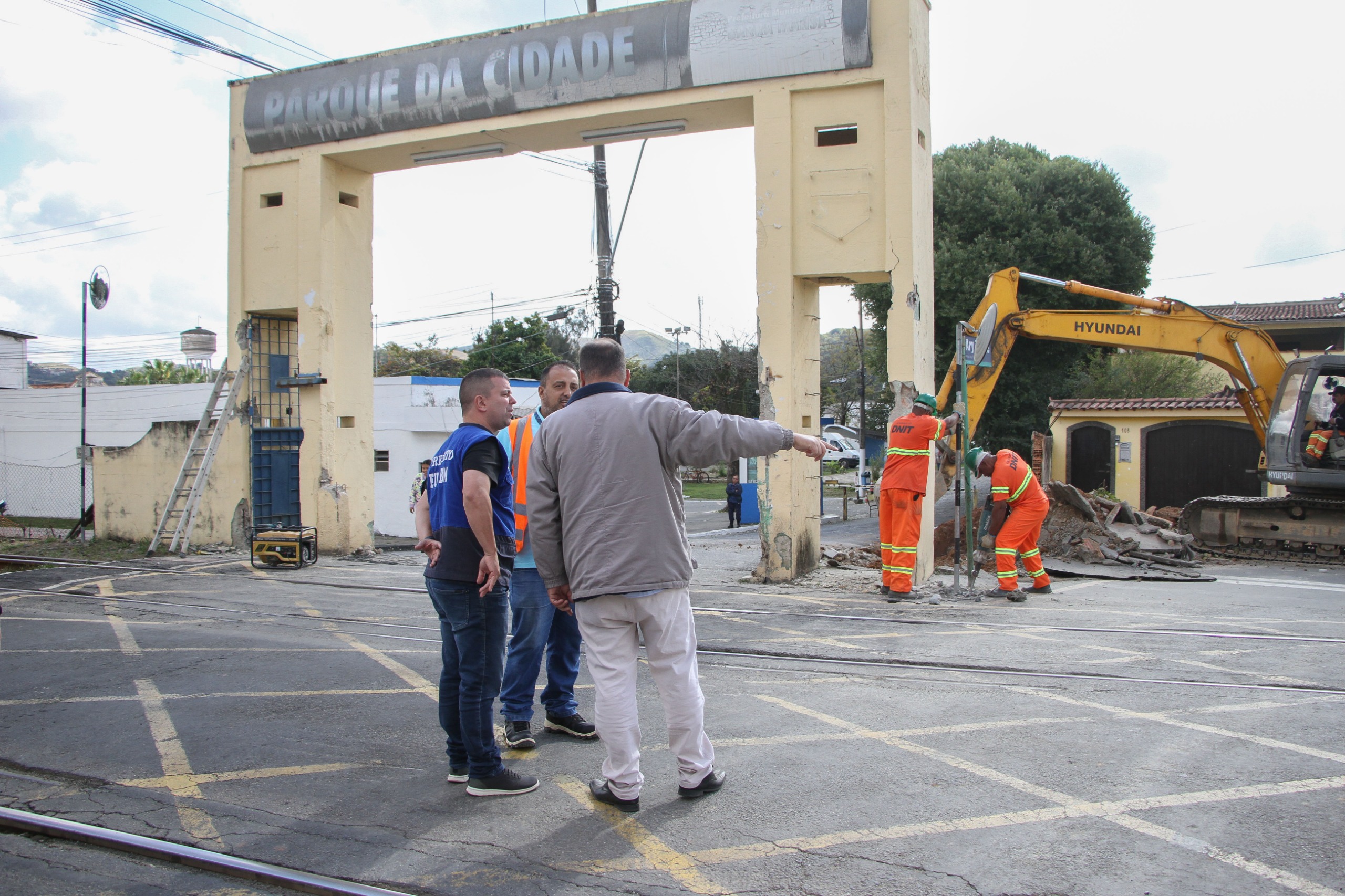 Prefeito Furlani acompanha avanco das obras proximo ao Parque da