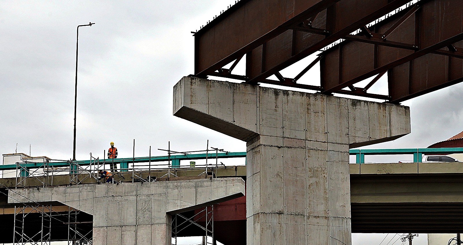 Construção da alça do Viaduto Heitor Leite Franco avança em Volta Redonda
