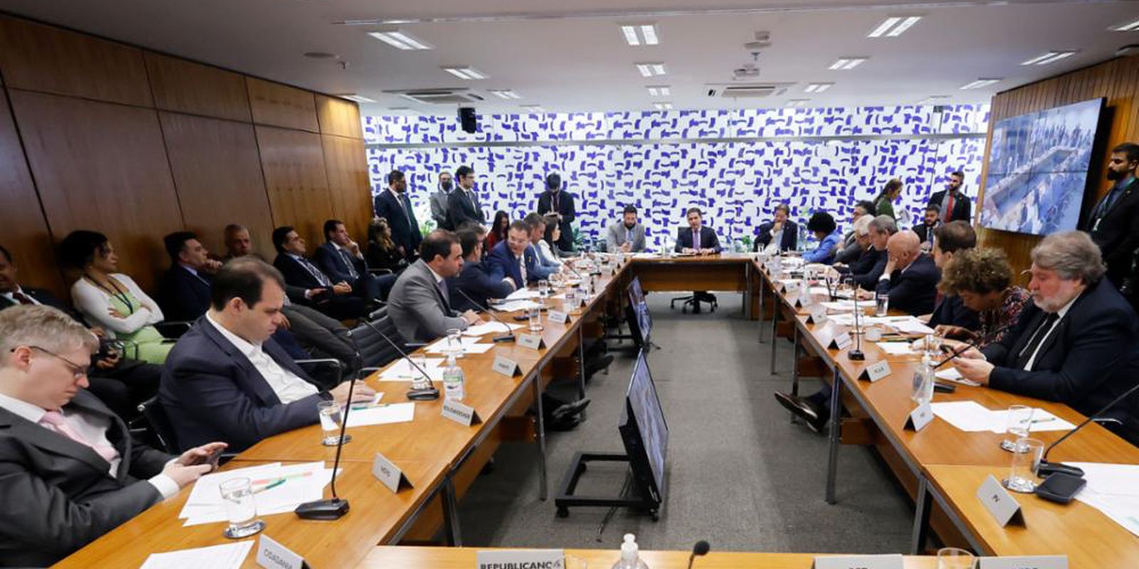 Sem acordo, Câmara não pauta foro privilegiado nem anistia a 8/1