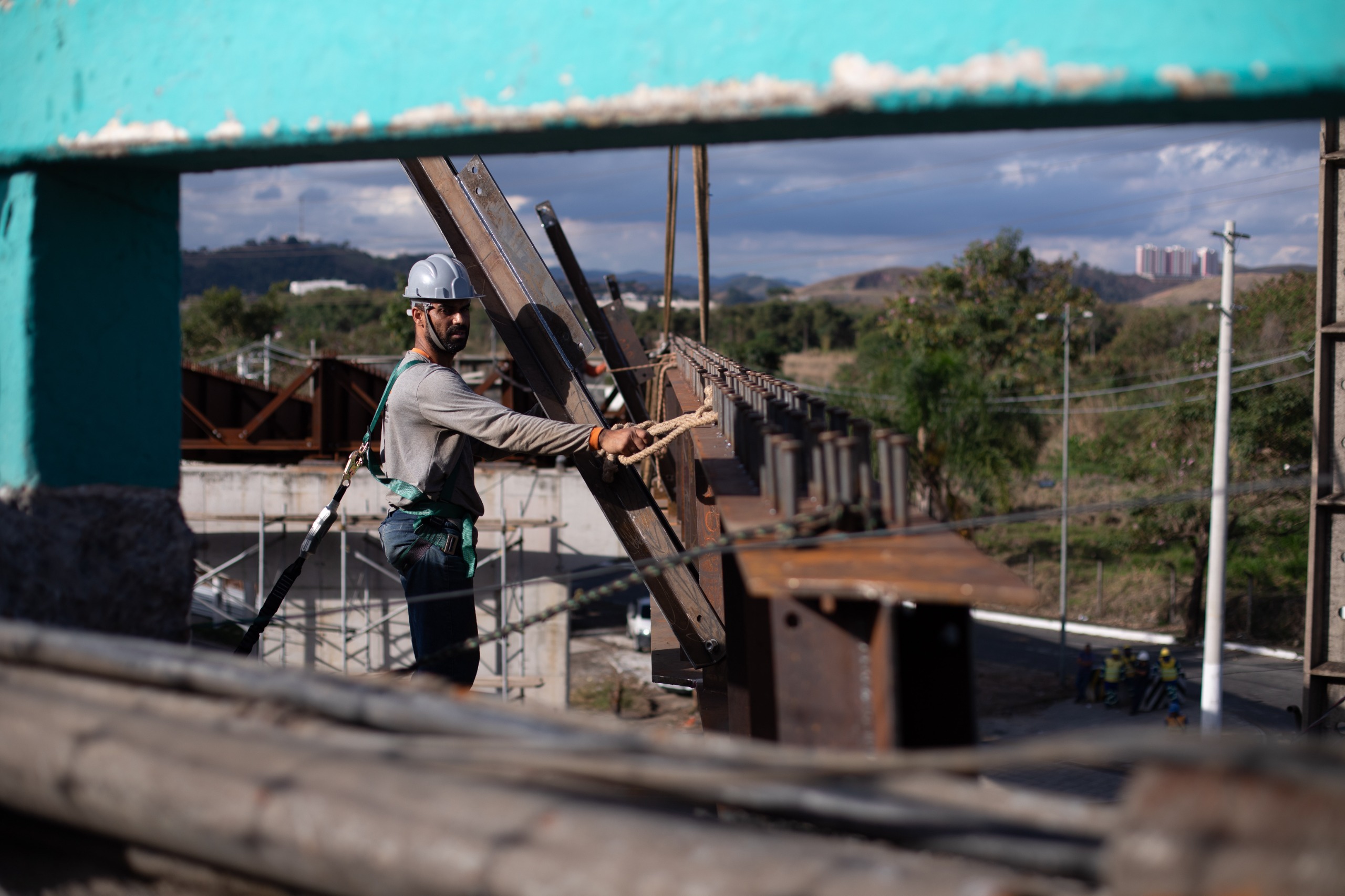 Volta Redonda: alça do viaduto Heitor Leite Franco recebe mais um grupo de vigas metálicas