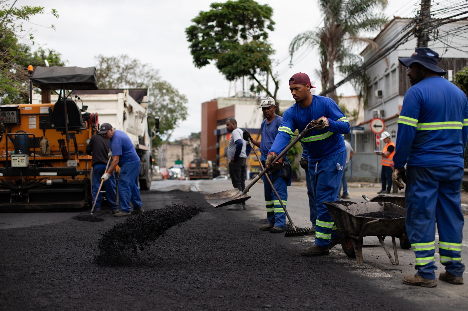 Volta Redonda: obras de asfaltamento alteram trânsito noturno na Beira-Rio