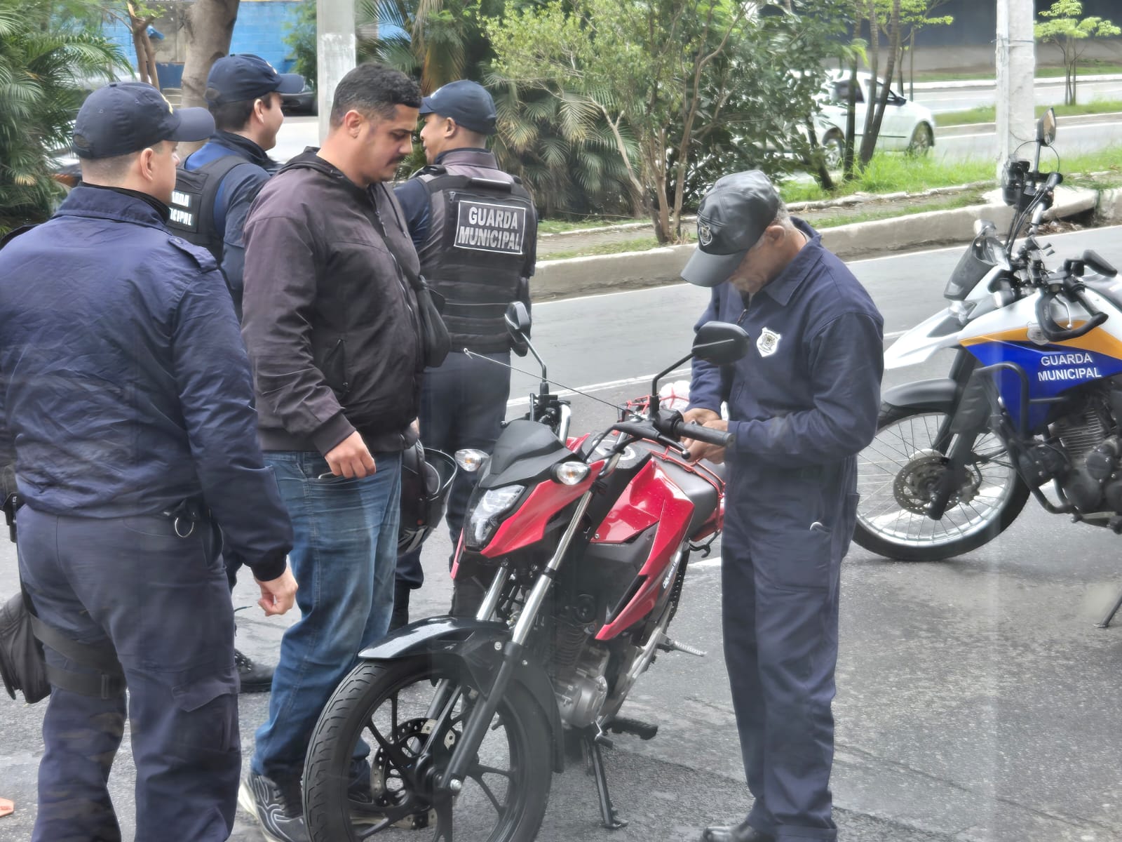 Volta Redonda: campanha ‘No corre com segurança’ termina com a entrega de 100 antenas corta-pipa a motociclistas