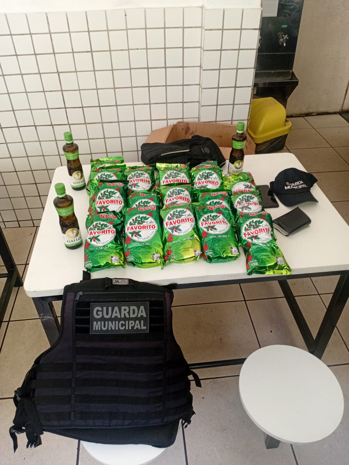 Guarda Municipal de Volta Redonda recupera produtos furtados de supermercado após denúncia de estacionamento irregular