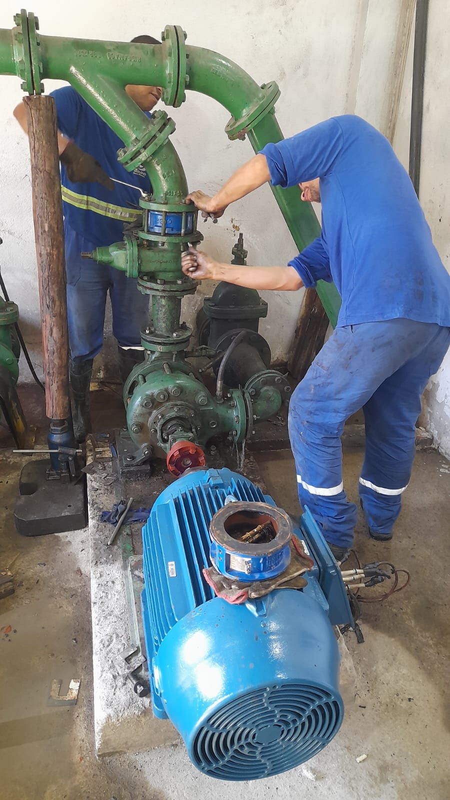 Saae BM realiza manutencao em bomba principal que abastece o bairro