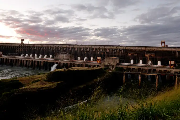 Foz do Iguaçu (PR), 17/07/2025 - Vista externa com comportas da usina Itaipu Binacional. Foto: Tânia Rêgo/Agência Brasil