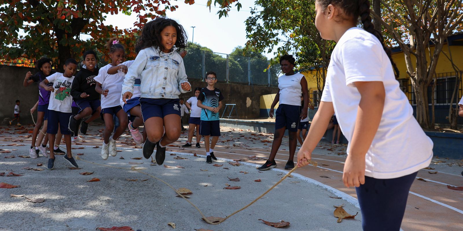 Sem celulares, desempenho escolar e socialização melhoram no Rio