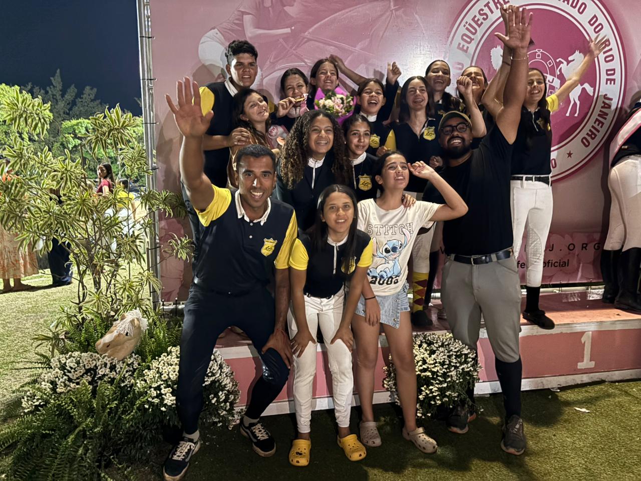 Alunas da Escola Municipal de Hipismo de Volta Redonda conquistam medalhas de prata e bronze em Estadual de Amazonas
