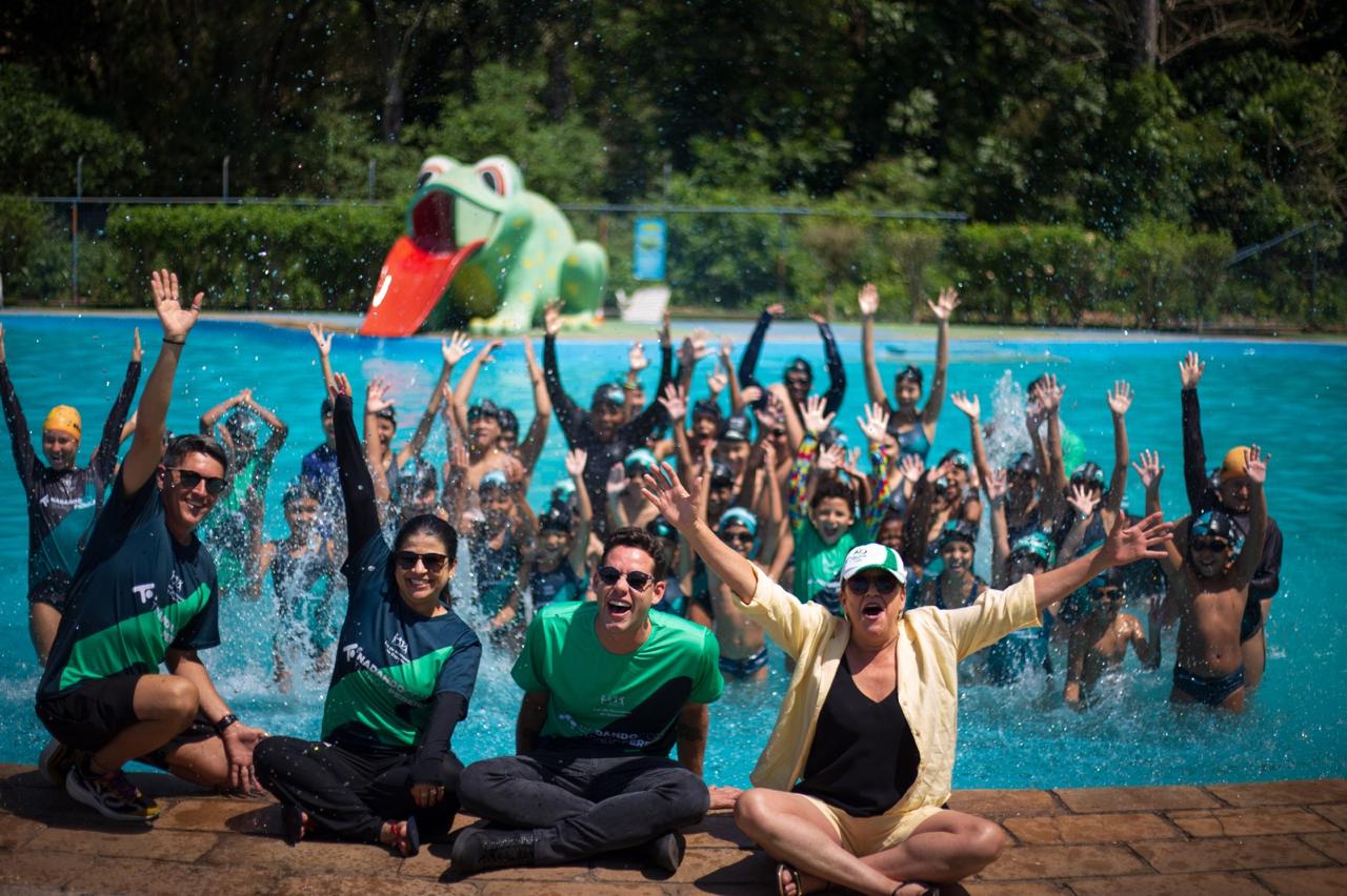 Medalhista olímpico Thiago Pereira faz a alegria de crianças atendidas por projeto social de natação em Volta Redonda