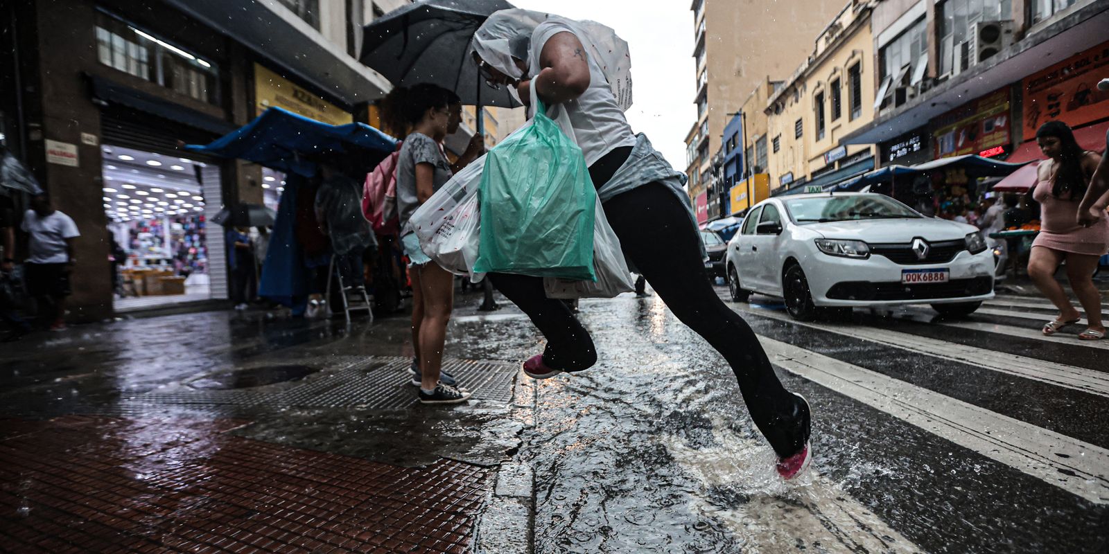 Frente fria muda o tempo e favorece chuvas no estado de São Paulo