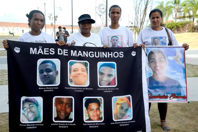 Rio de Janeiro - Mães e familiares de jovens negros mortos por policiais protestam contra a violência com ativistas da Anistia Internacional em frente à Igreja da Candelária (Fernando Frazão/Agência Brasil)