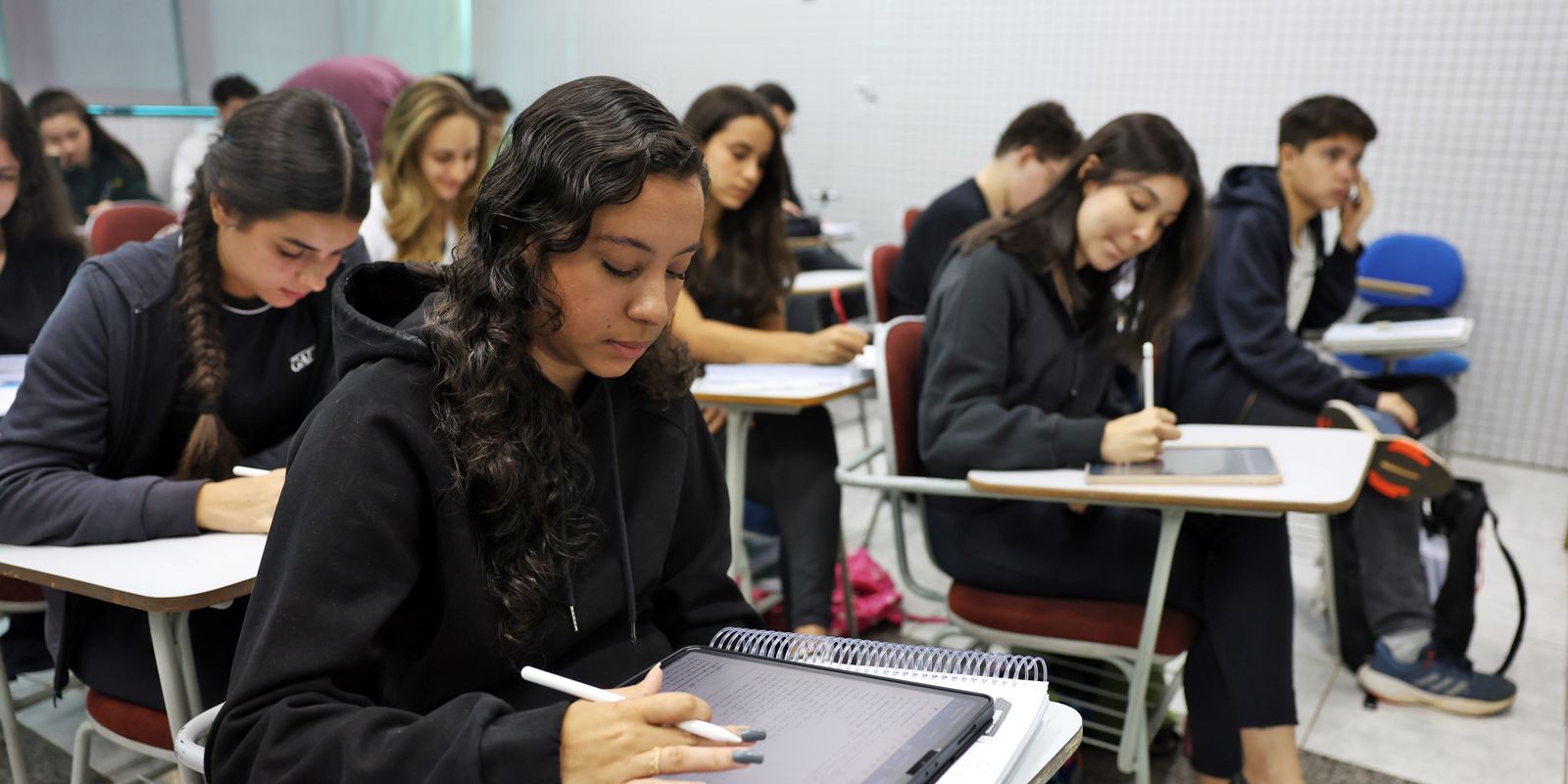 Conheça as regras para a prova de redação do Enem 2025 no domingo
