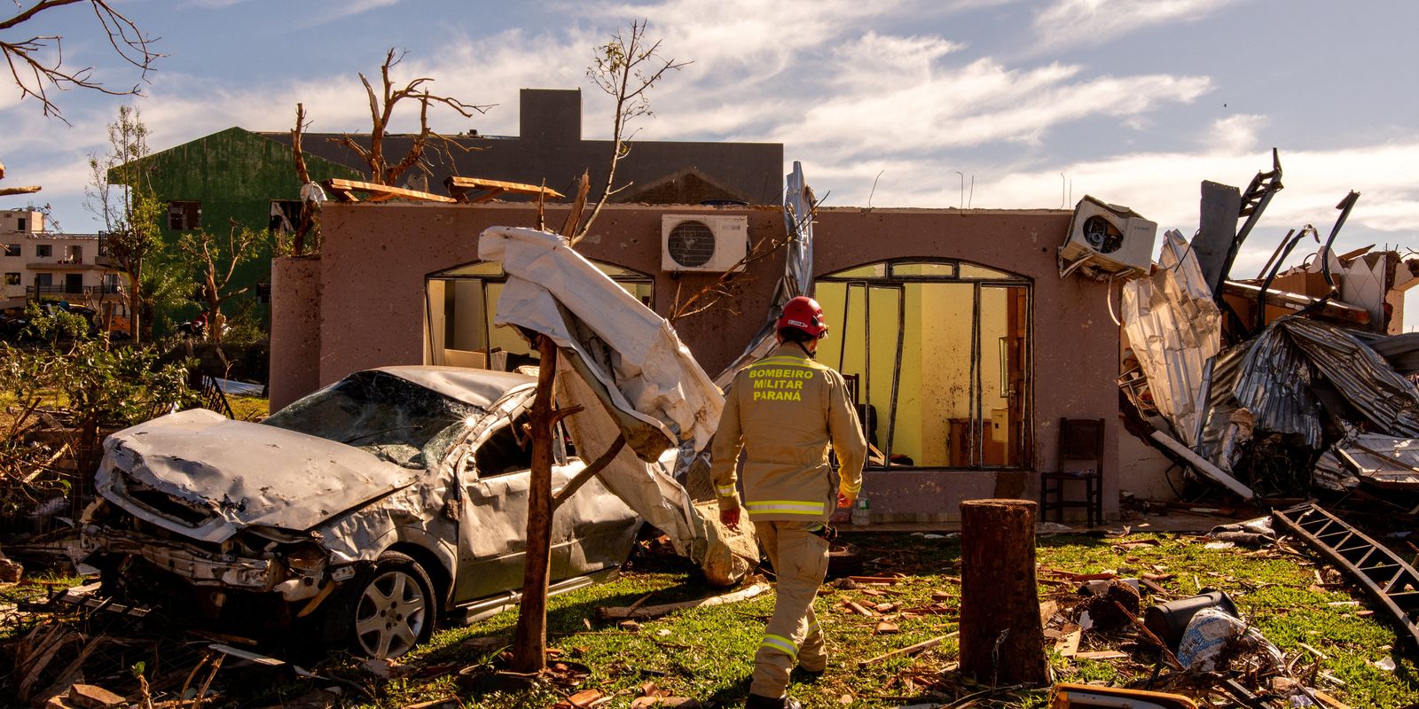 Cidade devastada por tornado tem 2 mil sem luz; 32 seguem internados