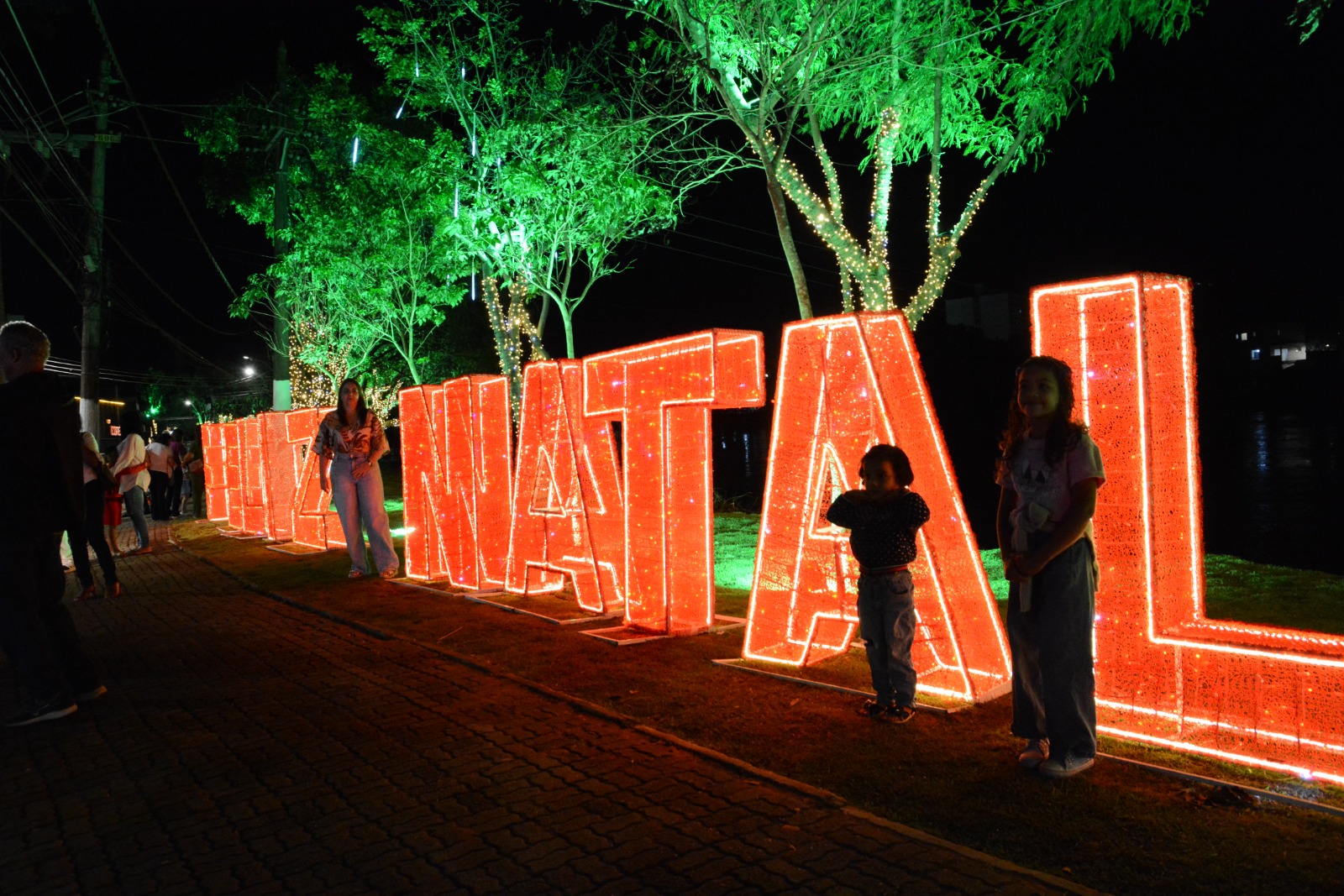 Barra Mansa entra no clima natalino com iluminacao e enfeites