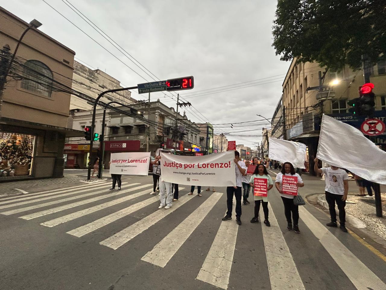 Familias de Barra Mansa realizam ato publico para pedir paz